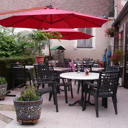 Hotel Le Dauphin Moulins-la-Marche Exterior foto