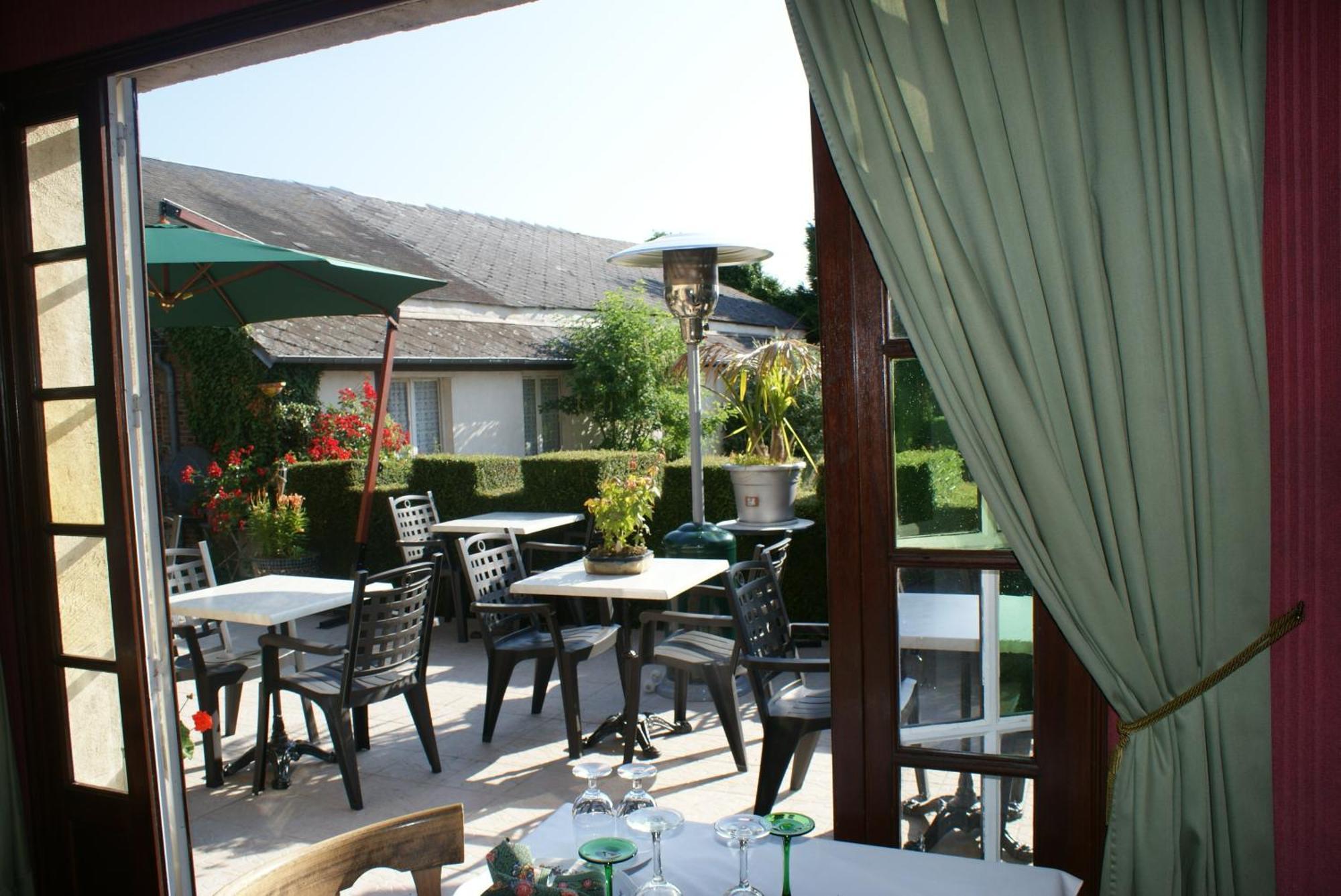 Hotel Le Dauphin Moulins-la-Marche Exterior foto
