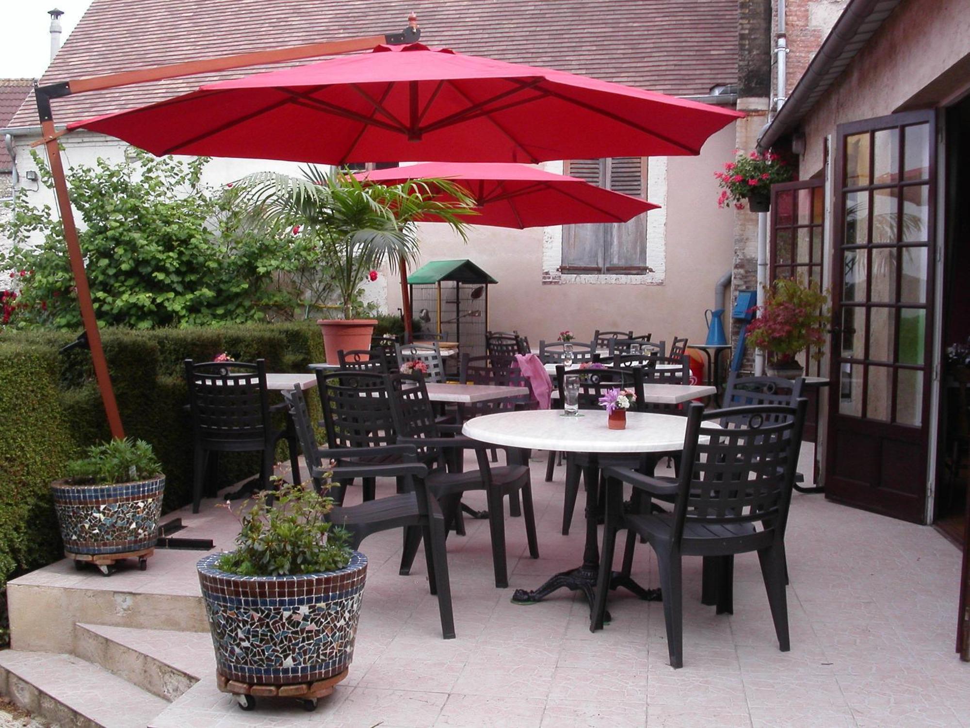 Hotel Le Dauphin Moulins-la-Marche Exterior foto